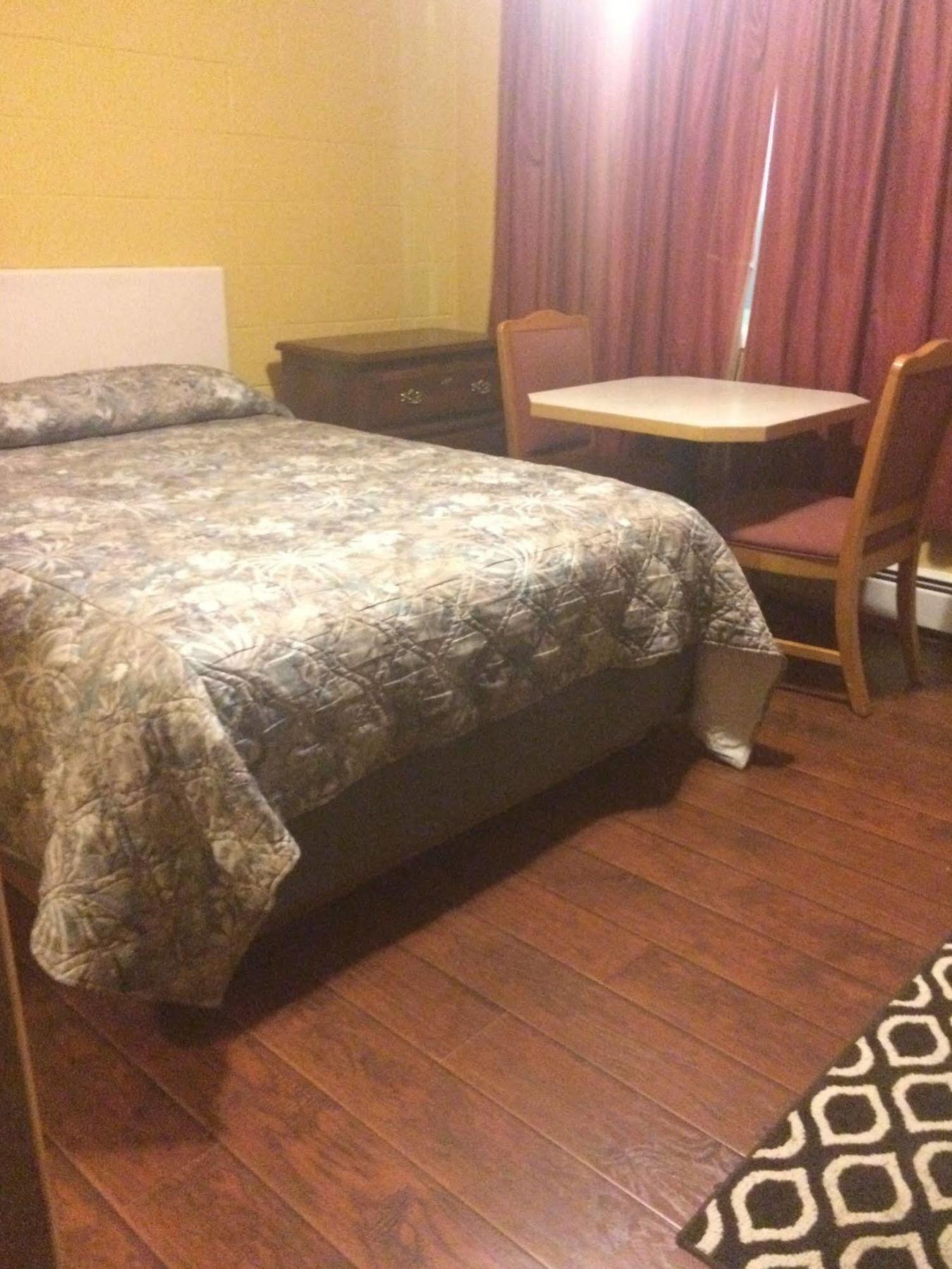 Satellite Motel Медисин Хет Екстериор снимка