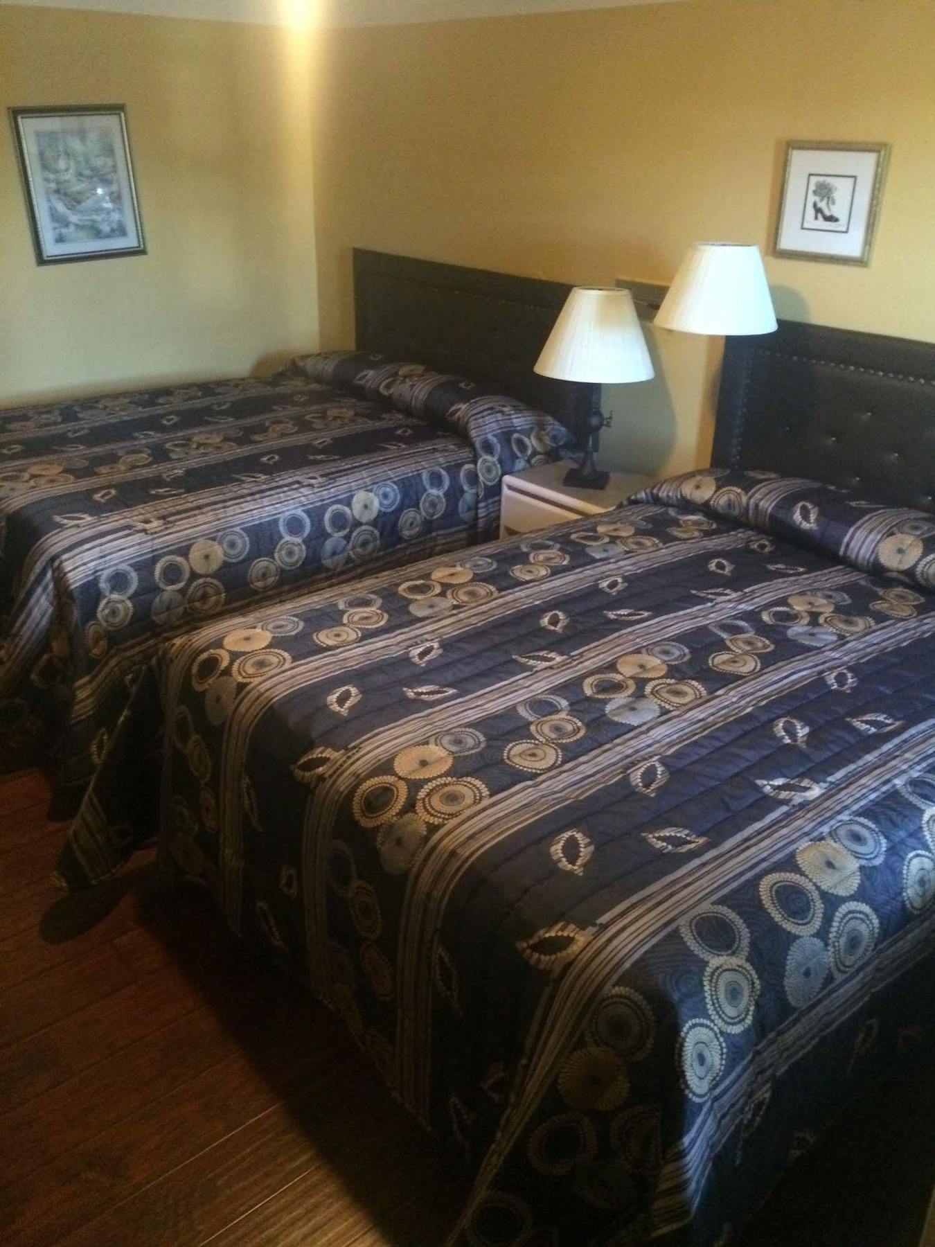 Satellite Motel Медисин Хет Екстериор снимка
