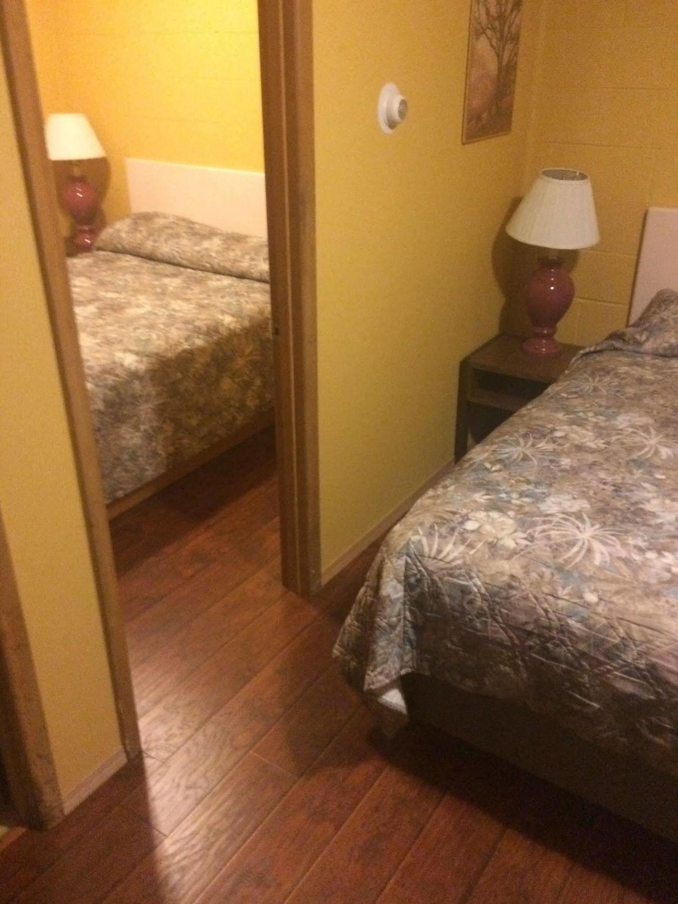 Satellite Motel Медисин Хет Екстериор снимка